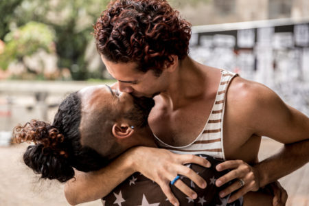 casal gay negro se beijando