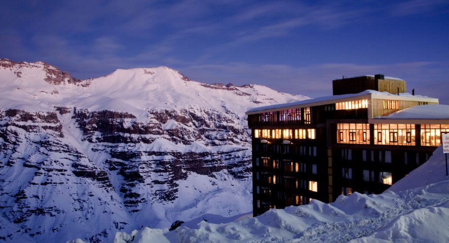 Fachado do hotel Tres Puntas, o mais econômico do Valle Nevado