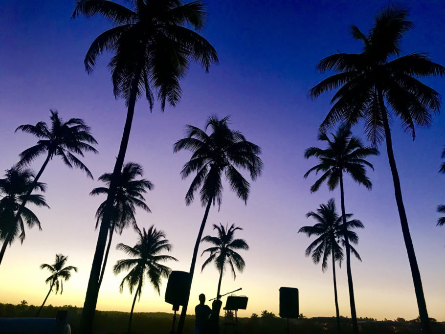 Sunset party acontece na praia no resort Grand Palladium Imbassaí, na Bahia