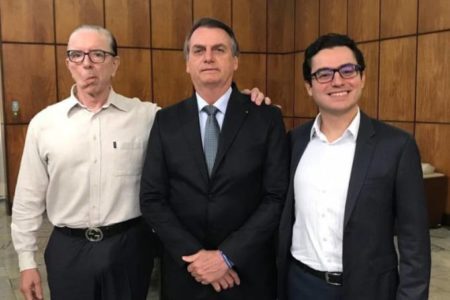 Em seu Twitter oficial, Jair Bolsonaro postou foto ao lado dos médicos