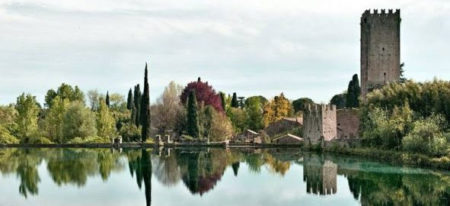 Vista do Jardim de Ninfa, que fica ao sul de Roma, na Itália