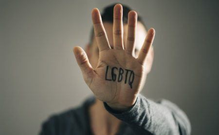 Jovem de 22 anos foi espancado aos gritos de “homossexual tem que morrer”