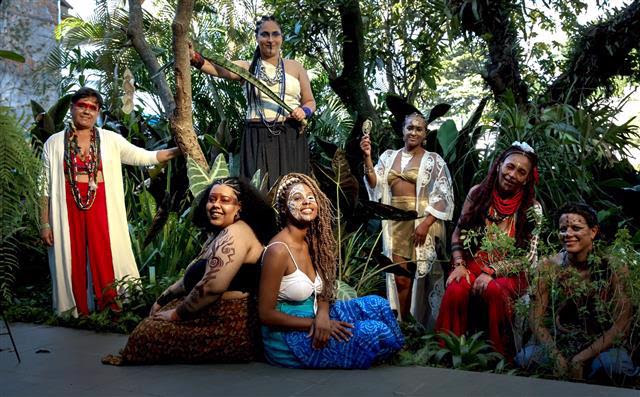 Mulheres ecoando suas vozes e se fortalecendo através da cultura popular brasileira em SP