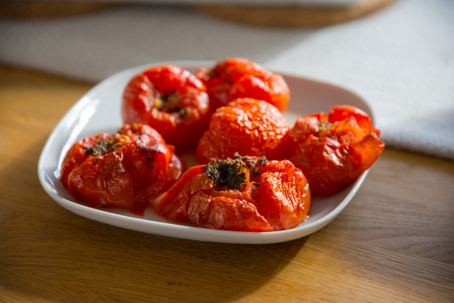 tomates assado em um prato