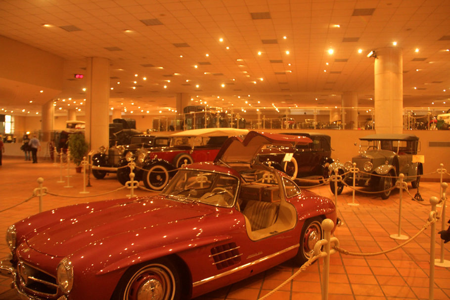 Nas ruas, Aston Martin, Jaguar, Porche, Bugatti e Maseratis… No museu, Ford T,  Delahaye, Packard, Napier…