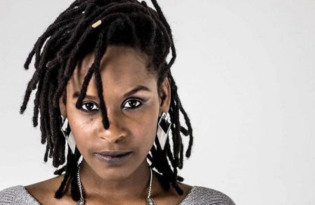 Monique Evelle é uma jovem ativista do movimento negro, feminista e empreendedora