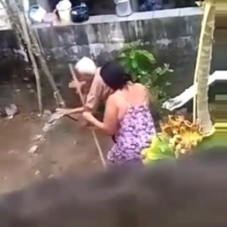 Vídeo mostra mulher agredindo a mãe