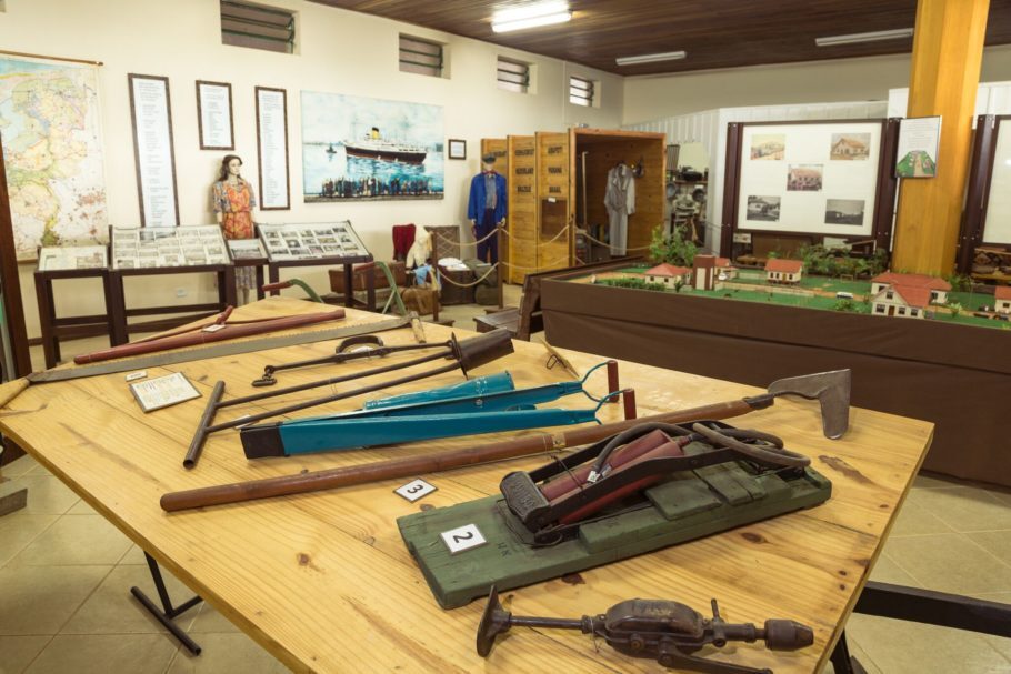 Museu do Imigrante Holandês, localizado em Arapoti (PR), expõe maquinários, utensílios e ferramentas agrícolas originais