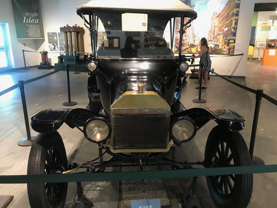 Carros inventados por Ford são expostos no museu em Fort Myers; acima, presente de Ford a Edison
