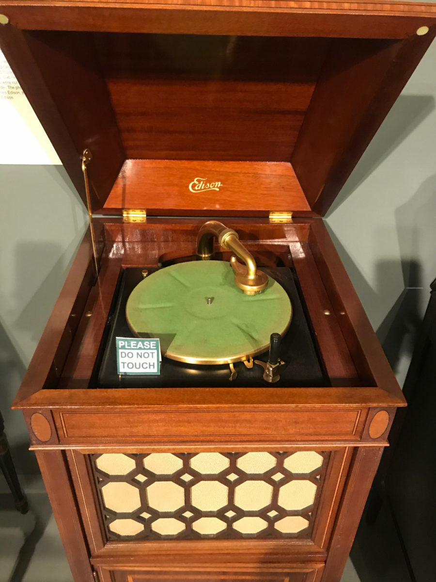 Vitrolas do começo do século 20 de Thomas Edison estão no museu