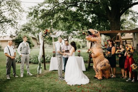 Noiva libera roupa e madrinha vai ao casamento vestida de dinossauro