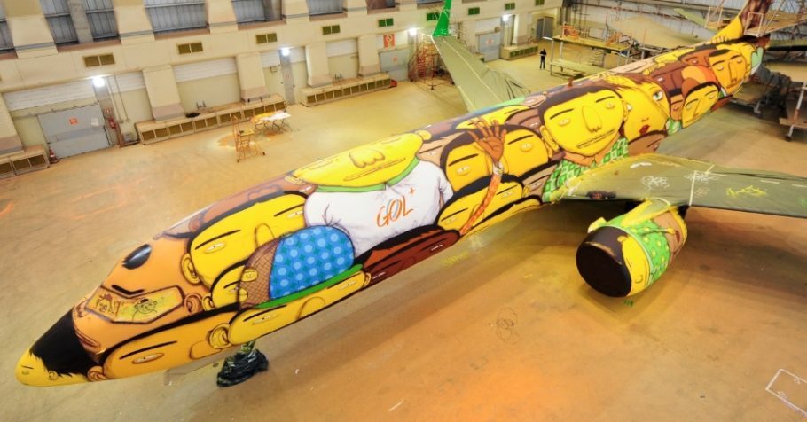  A fuselagem do Boeing 737 da Gol pintada pelos irmãos Otávio e Gustavo Pandolfo, Os Gêmeos