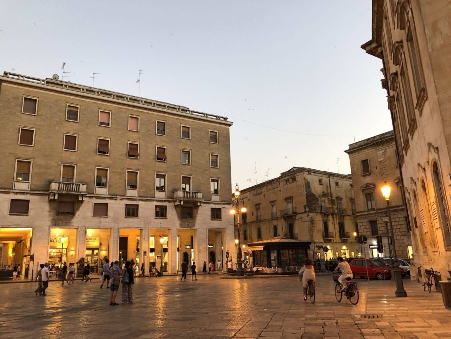 O centro histórico de Lecce guarda memórias em tons de amarelo