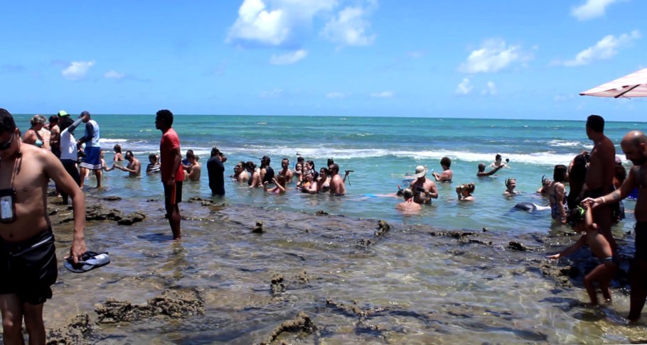 Muvuca de pessoas nas piscinas naturais da Praia dos Carneiros