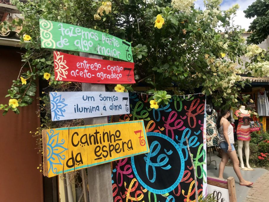 Lojinhas, bares e restaurantes na rua principal da Praia do Forte (BA)