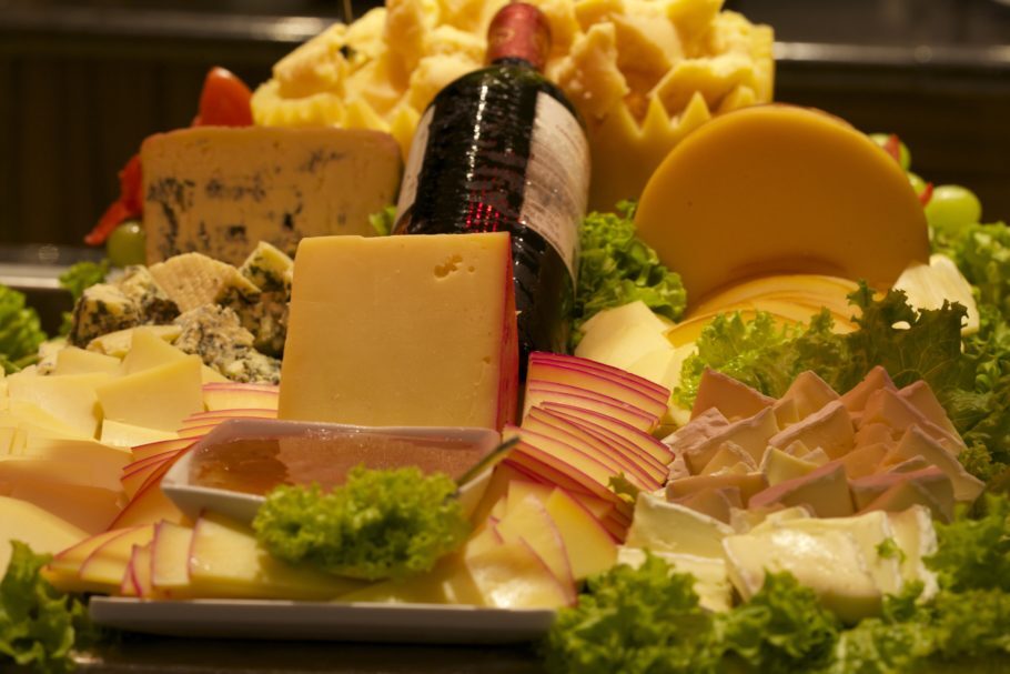 Uma das atividades programadas é degustação de queijos e vinhos