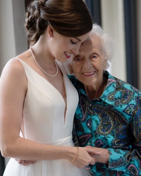 Noiva faz surpresa para avó de 102 anos e emociona web
