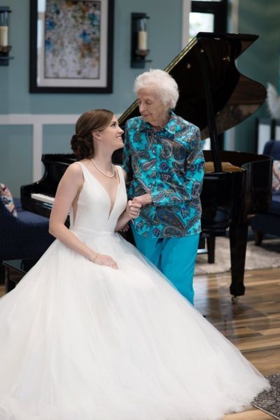 Noiva faz surpresa para avó de 102 anos e emociona web