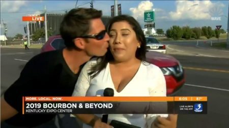 Sara Rivet recebeu um beijo de um homem durante transmissão ao vivo