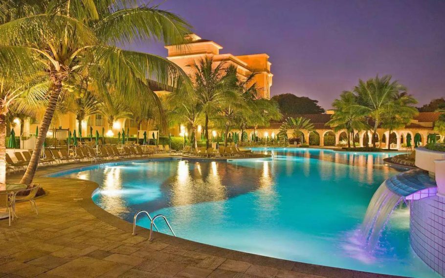 Vista da piscina do Royal Palm Plaza Resort, em Campinas