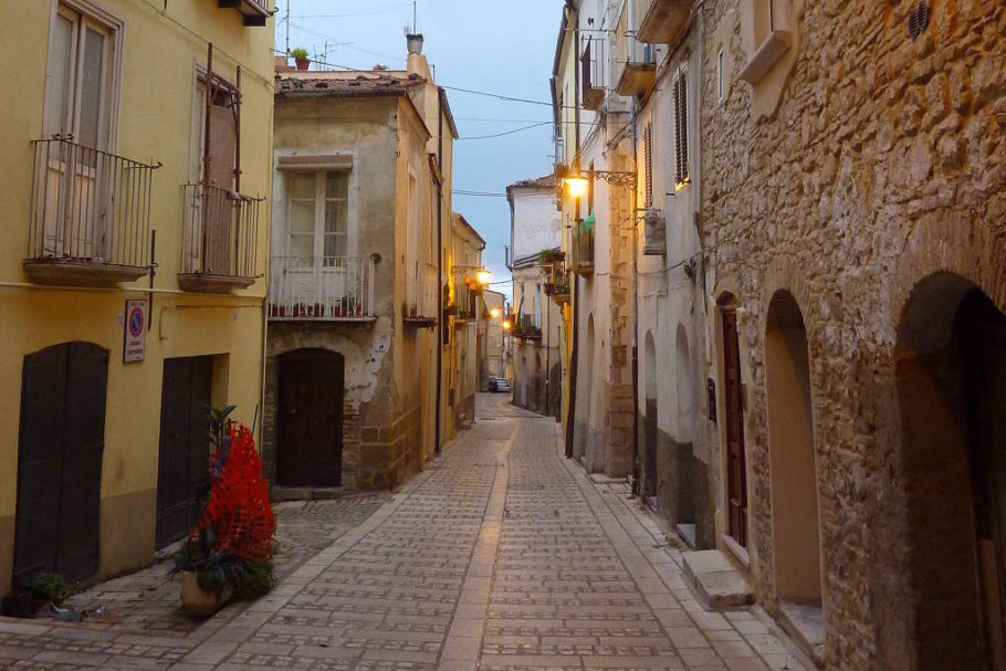 Rua de um dos vilarejos da região de Molise, no sul da Itália; que esta´em busca de moradores