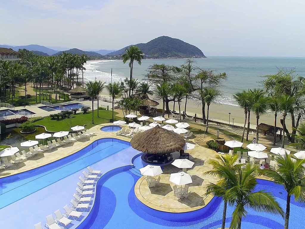 Vista da piscina do hotel ofitel Jequitimar Guarujá, ideal para ‘anywhere office’