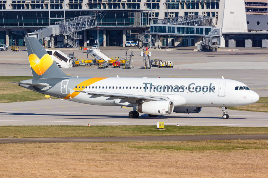 Avião da Thomas Cook no aeroporto de Stuttgart, na Alemanha; falência da empresa afetou 600 mil pessoas