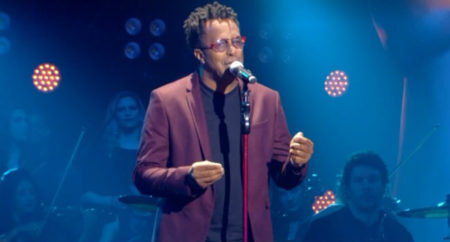 Tony Gordon deu um show cantando “Você”, de Tim Maia, no palco do “The Voice Brasil”
