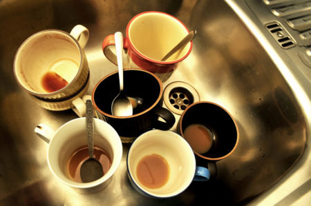 A xícara de café que só uma pessoa usa sem lavar pode ter menos germes que a lavada com uma esponja coletiva