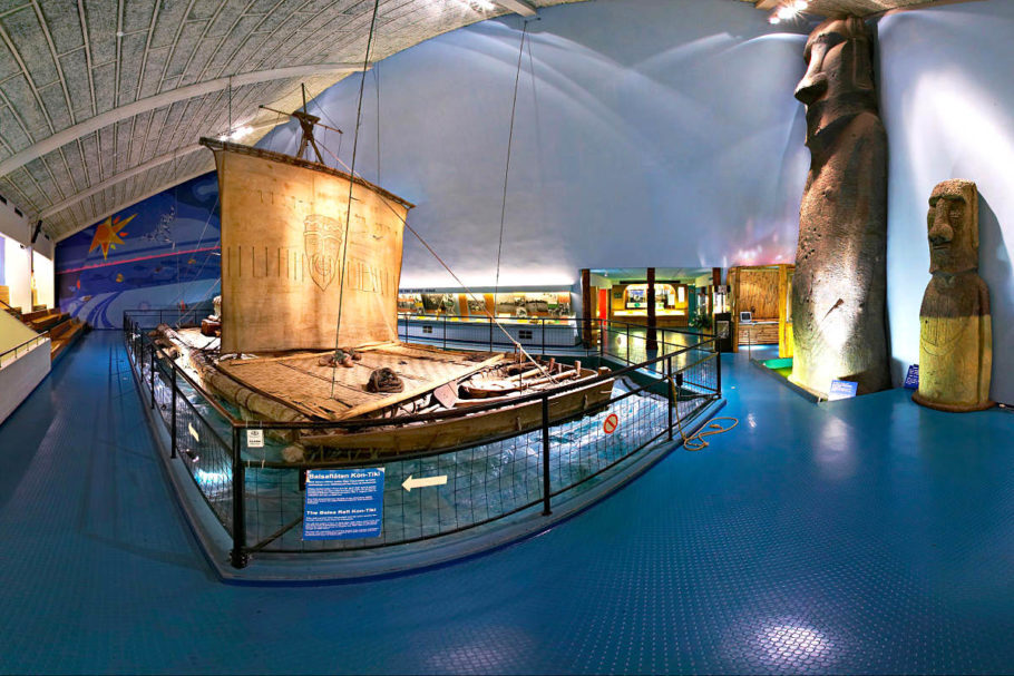 O museu Kon-Tiki, tem em seu acervo também uma série de objetos que comprovam sua tese que ameríndios puderam alcançar à Polinésia. Um dos destaques, além das embarcações é um moai autêntico da Ilha de Páscoa