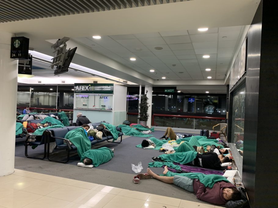 Centenas de passageiros, entre eles muitos brasileiros, passaram a noite no aeroporto internacional Comodoro Arturo Merino Benítez
