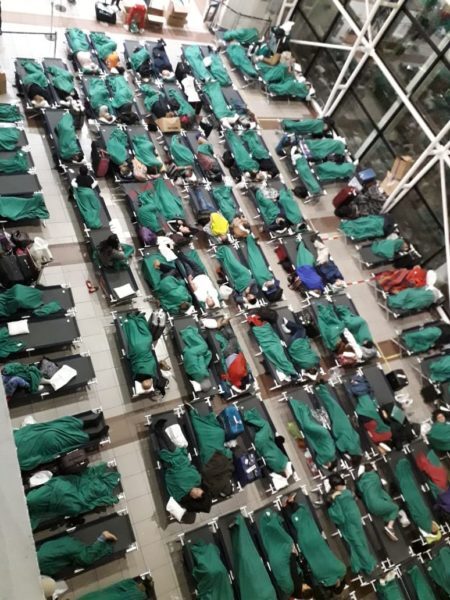 Fotos feitas por aluna da FAE-UFMG mostram passageiros dormindo em camas improvisadas no aeroporto internacional de Santiago