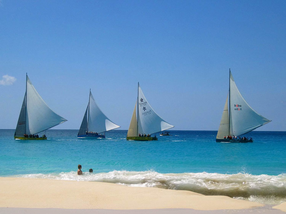 e estiver em Anguilla num 30 de maio, data da independência da ilha, o turista tem de assistir à corridaanual de barcos a vela, um dos eventos mais tradicionais e importantes do lugar