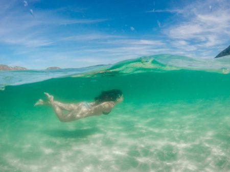 O turquesômetro explode nas águas de Arraial do Cabo