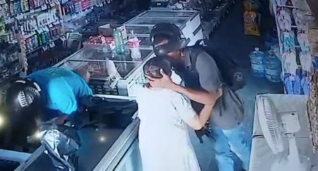 Um assaltante beijou uma idosa durante um assalto