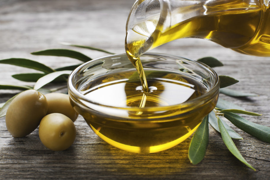 Gorduras insaturadas encontradas no azeite de oliva são indispensáveis para a redução do colesterol ruim – iStock/Getty Images