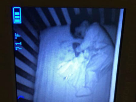 Mãe se assusta ao ver ‘bebê fantasma’ dormindo no berço com seu filho