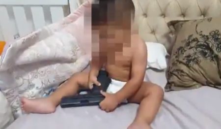 Criança manuseando uma pistola Glock carregada foi filmada pelo pai