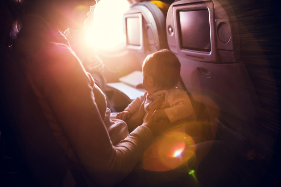 Com quantos meses um bebê pode viajar de avião?