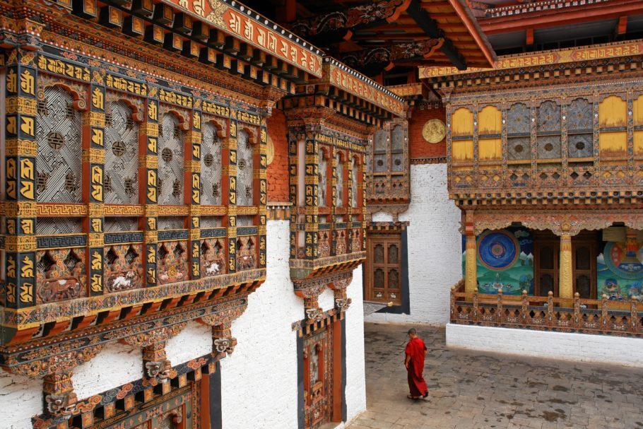 Monge caminha pelo tempo de Punakha, um dos mais bonitos do Butão; país ocupa topo da lista dos destinos a ser visitados em 2020