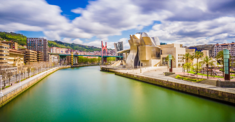 Vista do cidade espanhola de Bilbao, com o Museu Guggenheim à dir.