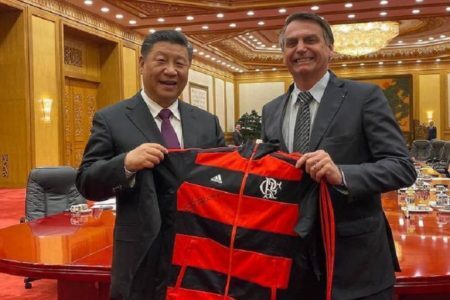 Bolsonaro entregou uniforme do Flamengo a presidente Chinês