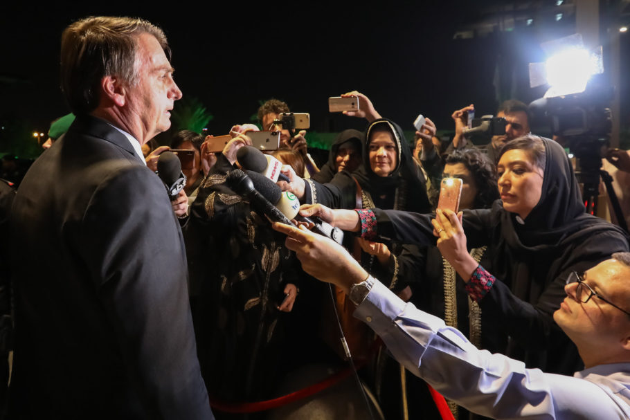 Jair Bolsonaro cumprimenta repórteres por usarem abaya: ‘Estão mais bonitas’