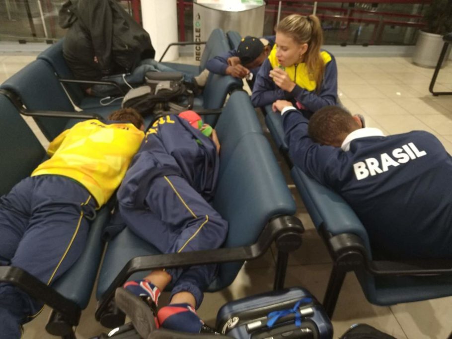 Delegação brasileira que representou o Brasil no Global Games INAS 2019, em Brisbane Austrália, passou a noite no aeroporto de Santiago