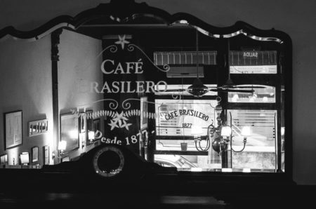 Fundado em 1877, o Café Brasileiro é Patrimônio Cultural e o café mais antigo em funcionamento em Montevidéu