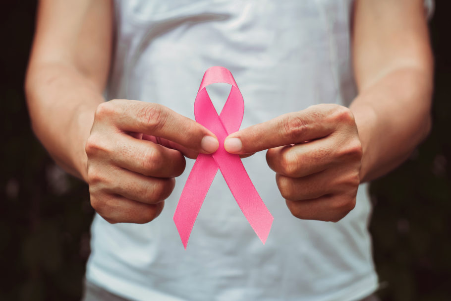 Para cada 100 mulheres diagnosticadas com câncer de mama, existe um homem atingido pela doença