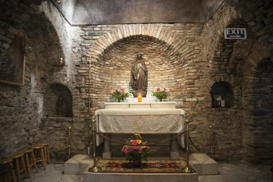 Altar na Casa da Virgem Maria, mãe de Jesus Cristo; casa fica na região de Éfeso, na Turquia