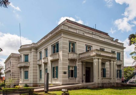O Museu Paranaense ocupou seis sedes, até fixar-se na atual, o Palácio São Francisco, construção de 1929