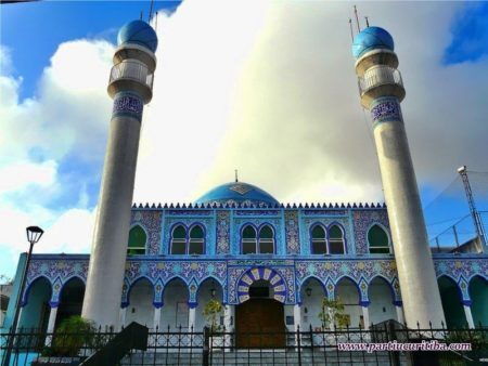 A Mesquita Imam Ali Ibn Abi Tálib fica aberta ao público somente aos domingos