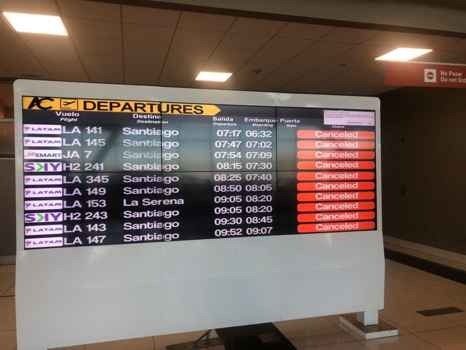Passageiros enfrentam mais um dia de caos no aeroporto internacional Arturo Merino Benítez, em Santiago (Chile)